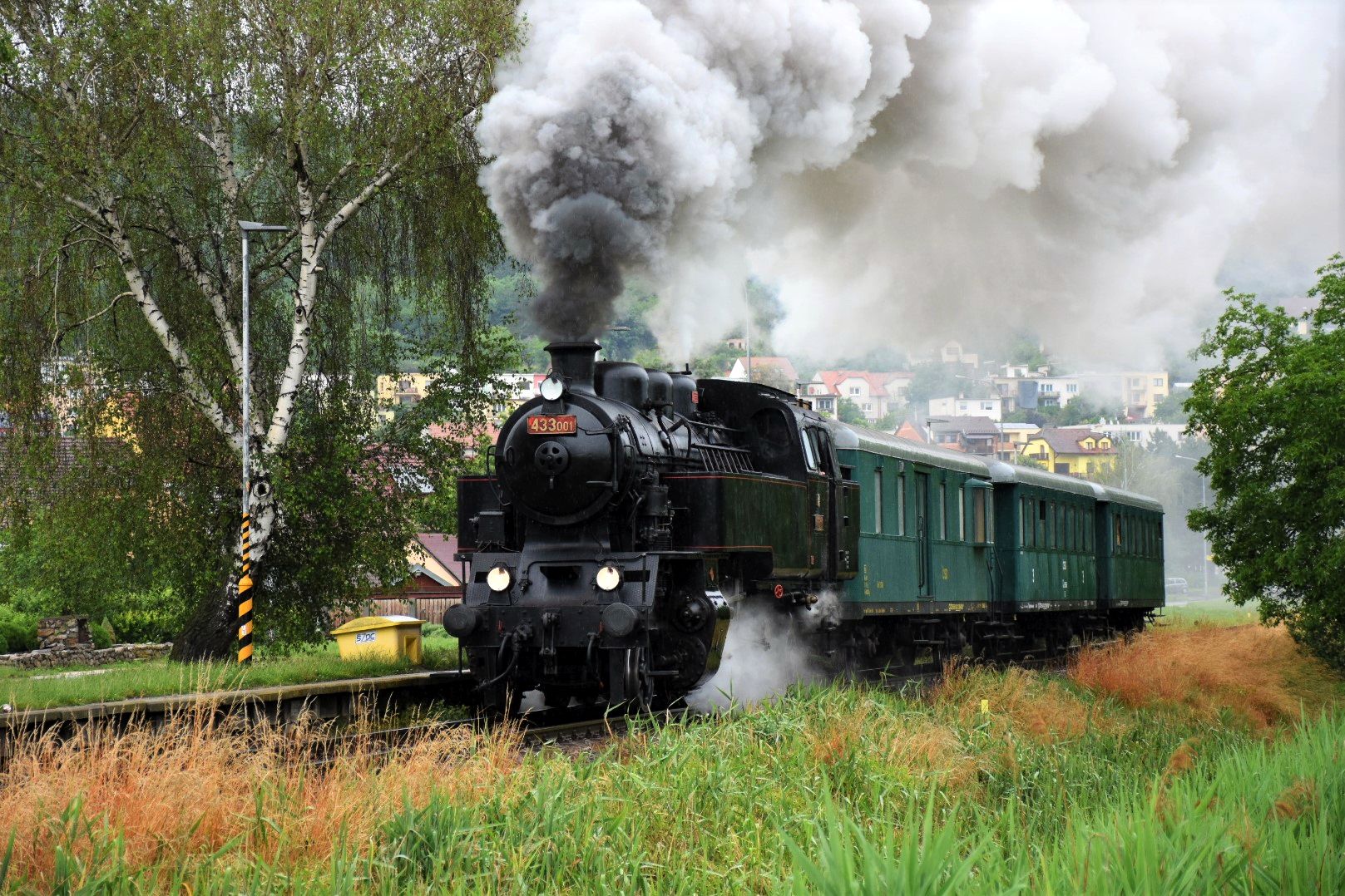 Historický vlak v čele s parní lokomotivou 423.009 "Velký bejček" v Ivančicích