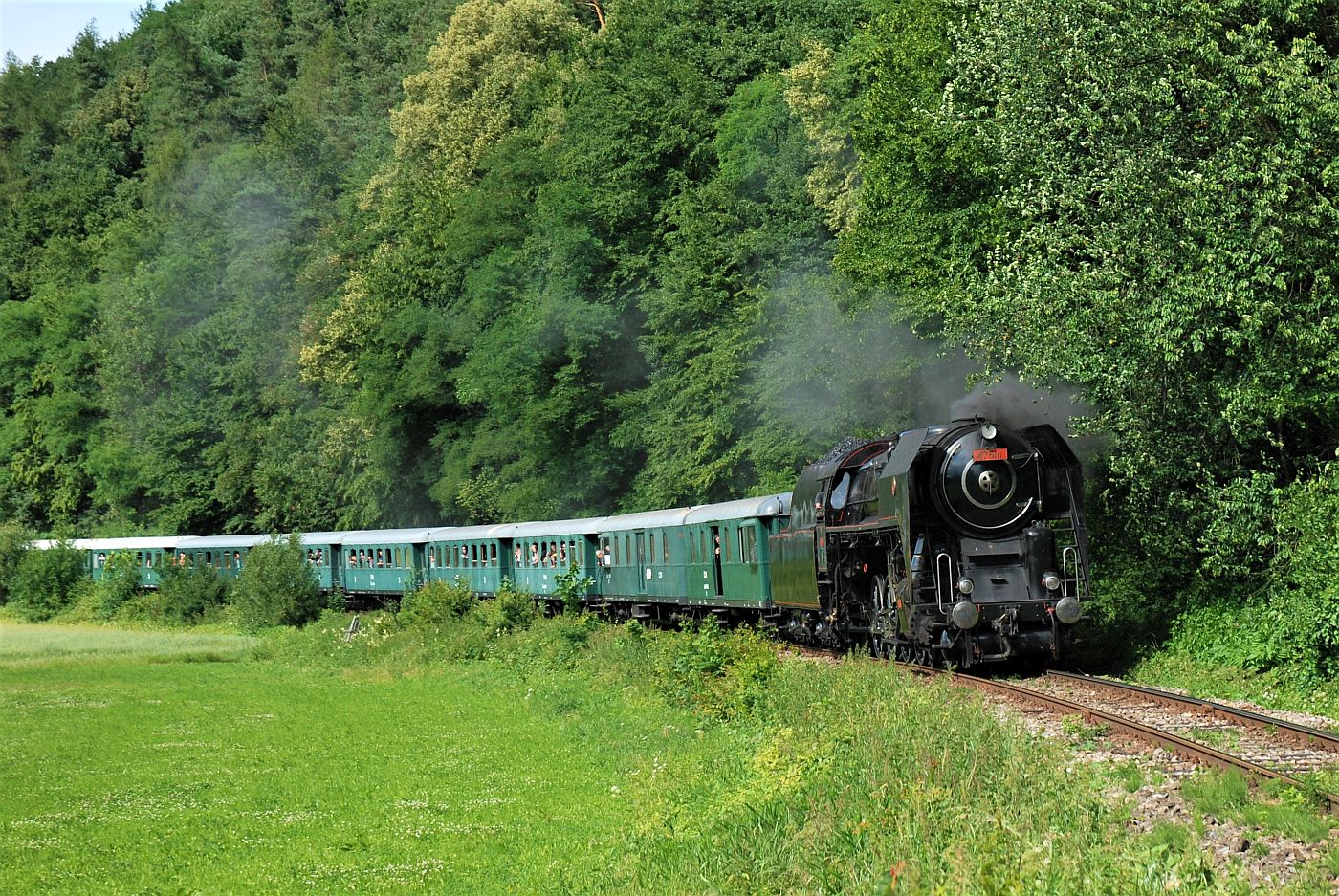 Parní vlak s lokomotivou 475.111 (Šlechtična)