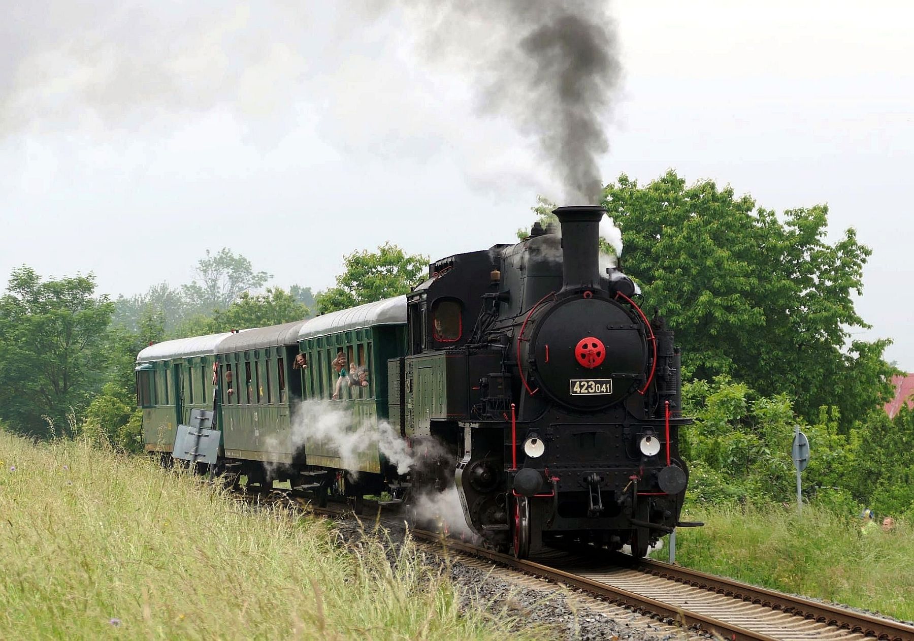 Historický vlak v rámci Rožnovského parního léta poveze parní lokomotiva "Velký bejček"