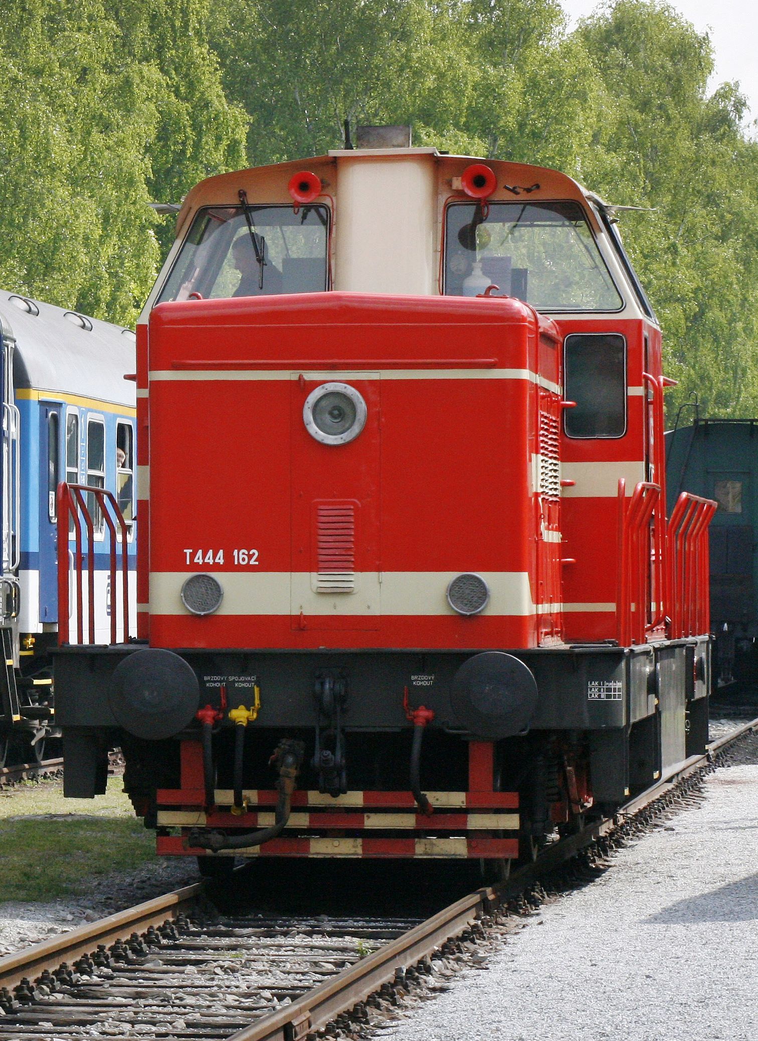 Historické vlaky poveze motorová lokomotiva řady T444 "Karkulka" (na snímku)