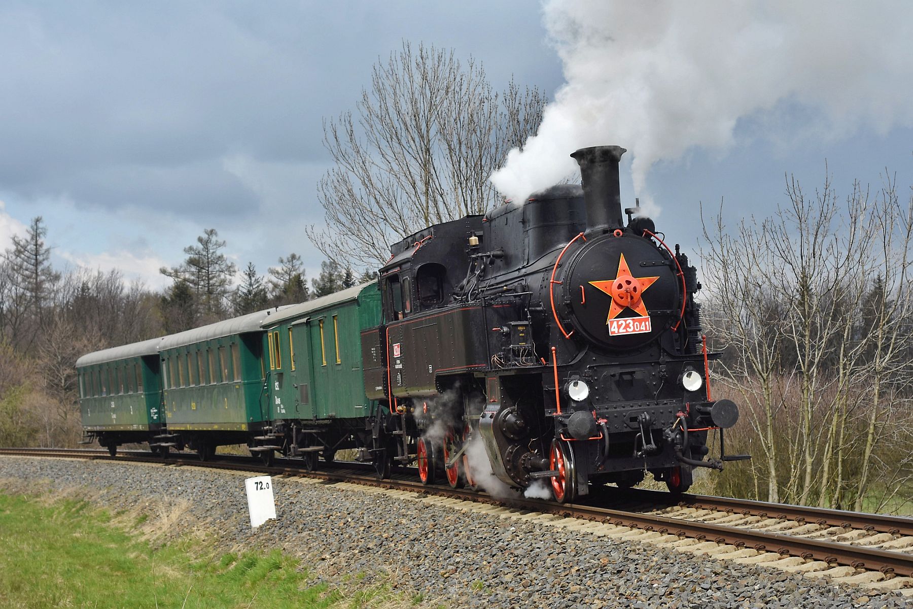 Během železniční soboty svěze cestující parní vlak s lokomotivou "Velký bejček".