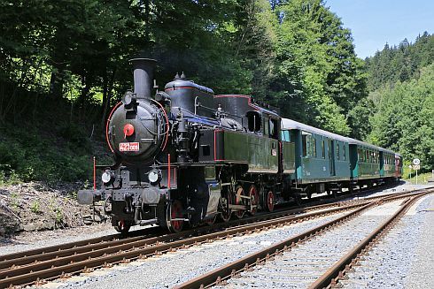 Historický vlak s parní lokomotivou Velký bejček (354.195)